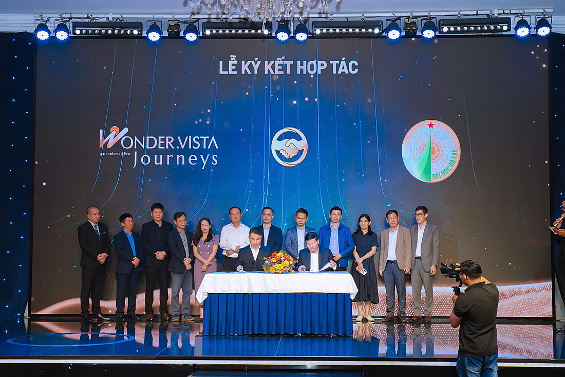 Đại diện Wonder Vista Journeys và Trường Đại học Đà Lạt ký văn kiện hợp tác